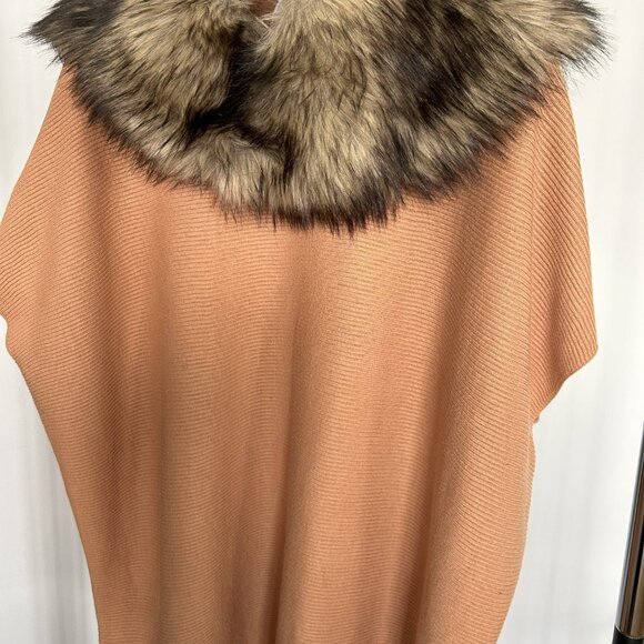 Michael Kors - Two classic ponchos with interchangeable faux-fur trim hood - Picture 1 of 7